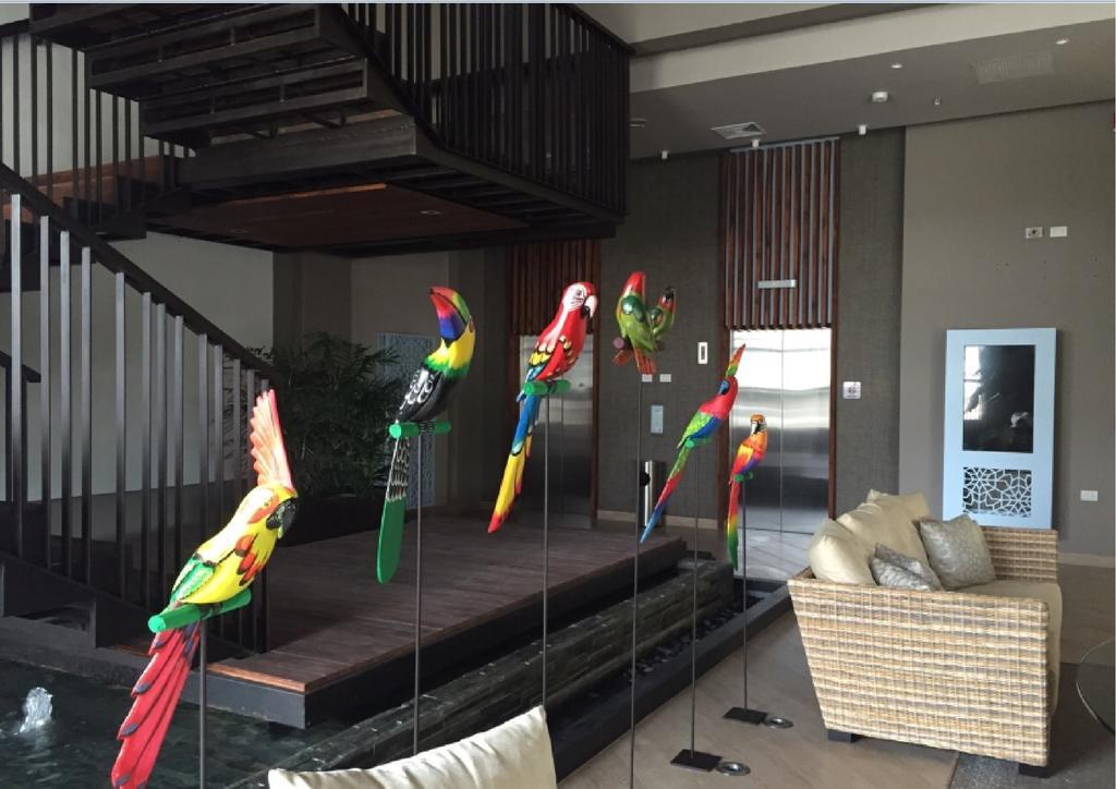 Ghl Hotel Montería Екстериор снимка Parrots at the lobby