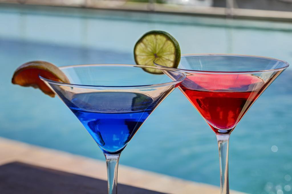 Ghl Hotel Montería Екстериор снимка Blue and red cosmopolitan cocktails